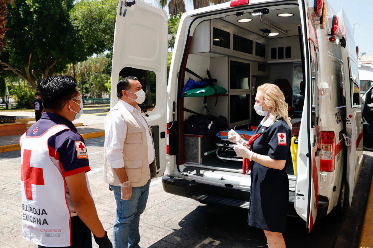 Renán Barrera  entrega $850,000 y dos ambulancias equipadas a la Cruz Roja