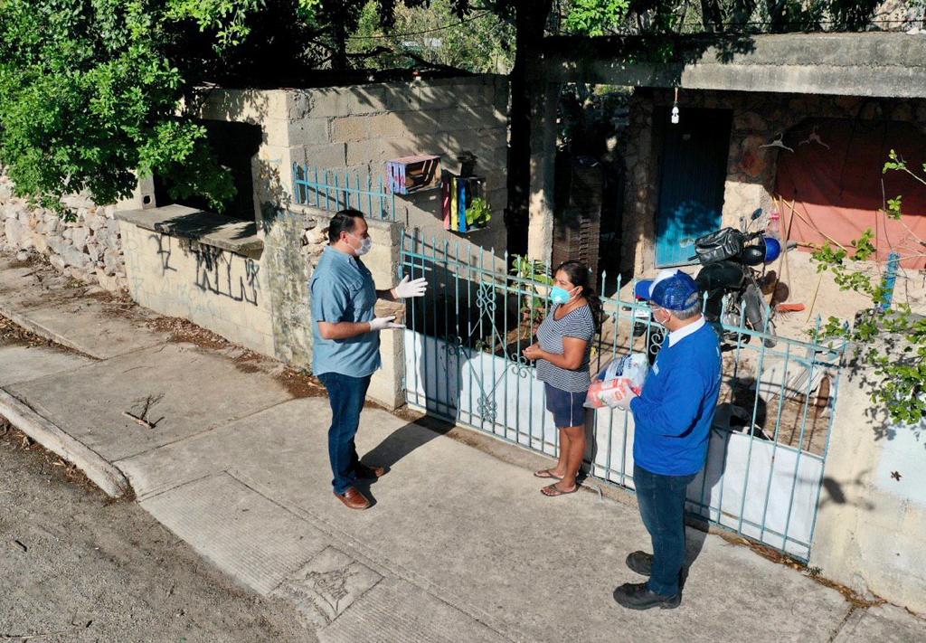 Renán Barrera supervisa entrega de apoyos alimentarios y kits desinfectantes