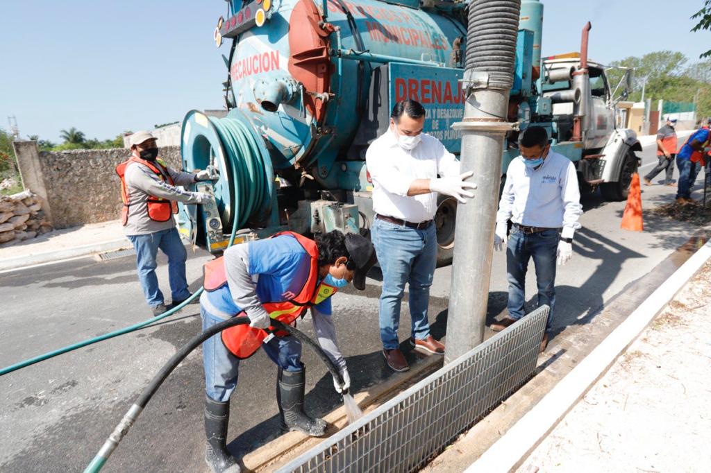 Renán Barrera sale para supervisar limpieza y desazolve de rejillas