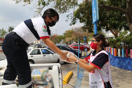 Entregan apoyos alimentarios a paramédicos de la Cruz Roja y a 37 albergues