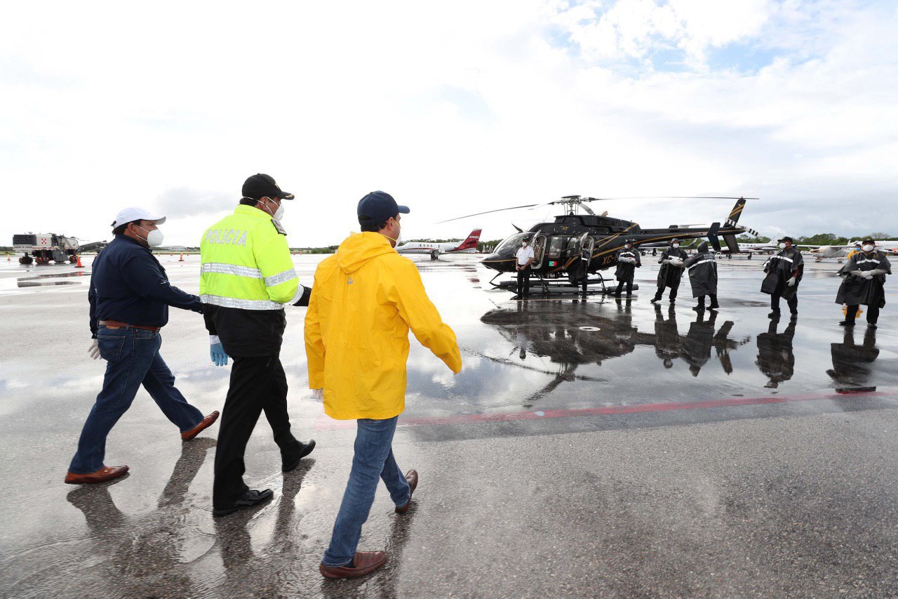 Mauricio Vila supervisa operaciones del puente aéreo para apoyar a damnificados