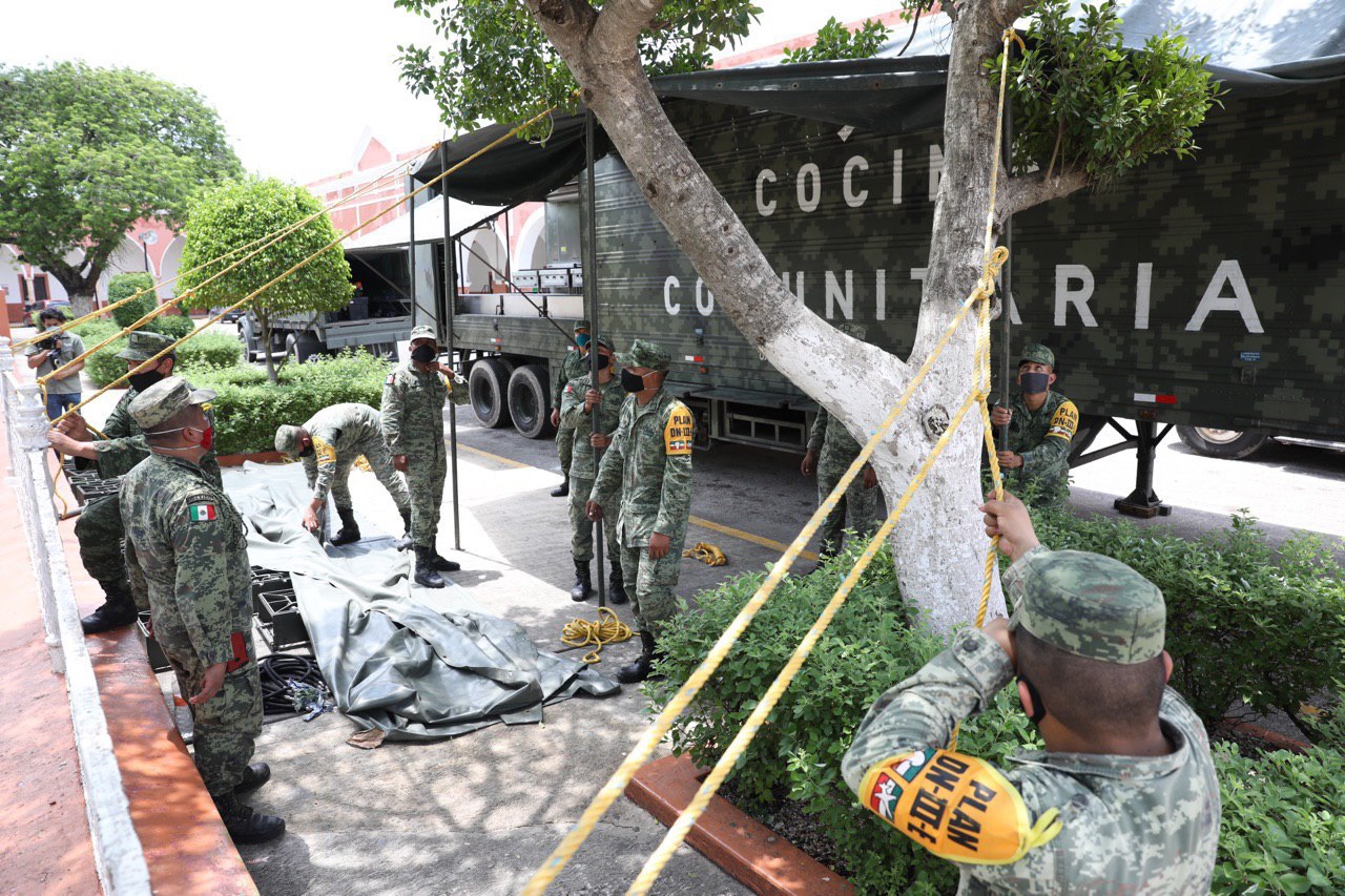 Gobierno del Estado y el Ejército distribuyen alimentos a damnificados