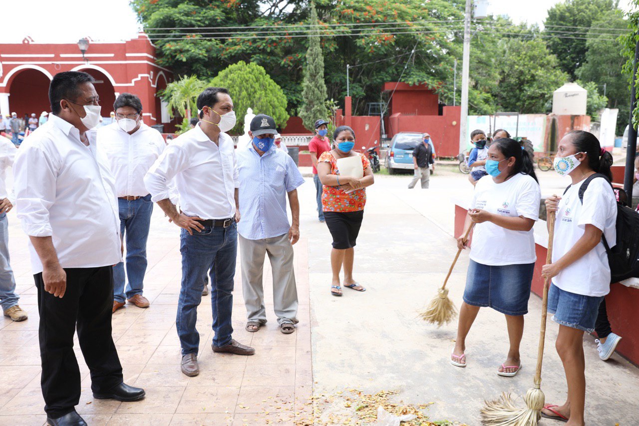 Mauricio Vila continúa apoyando las actividades del campo yucateco