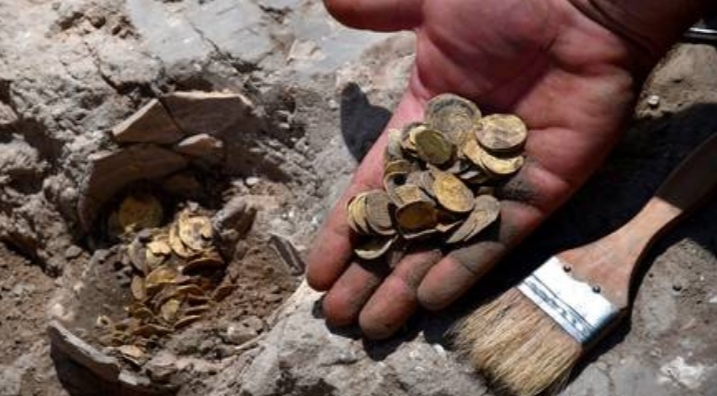 Hallan tesoro con 425 monedas de oro de más de 1,000 años de antigüedad