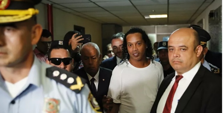 Liberan al ex futbolista brasileño Ronaldinho