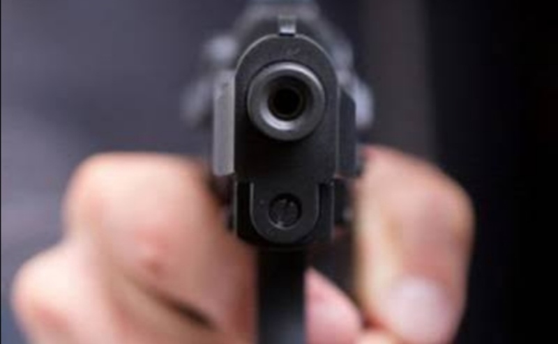 Policía ebrio causa alboroto al disparar su arma en Ciudad Caucel