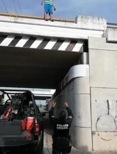 Un hombre se tira desde un puente y un policía intenta amortiguar la caída