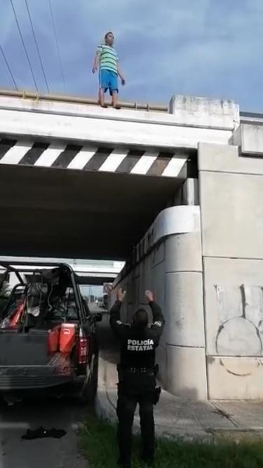 Un hombre se tira desde un puente y un policía intenta amortiguar la caída