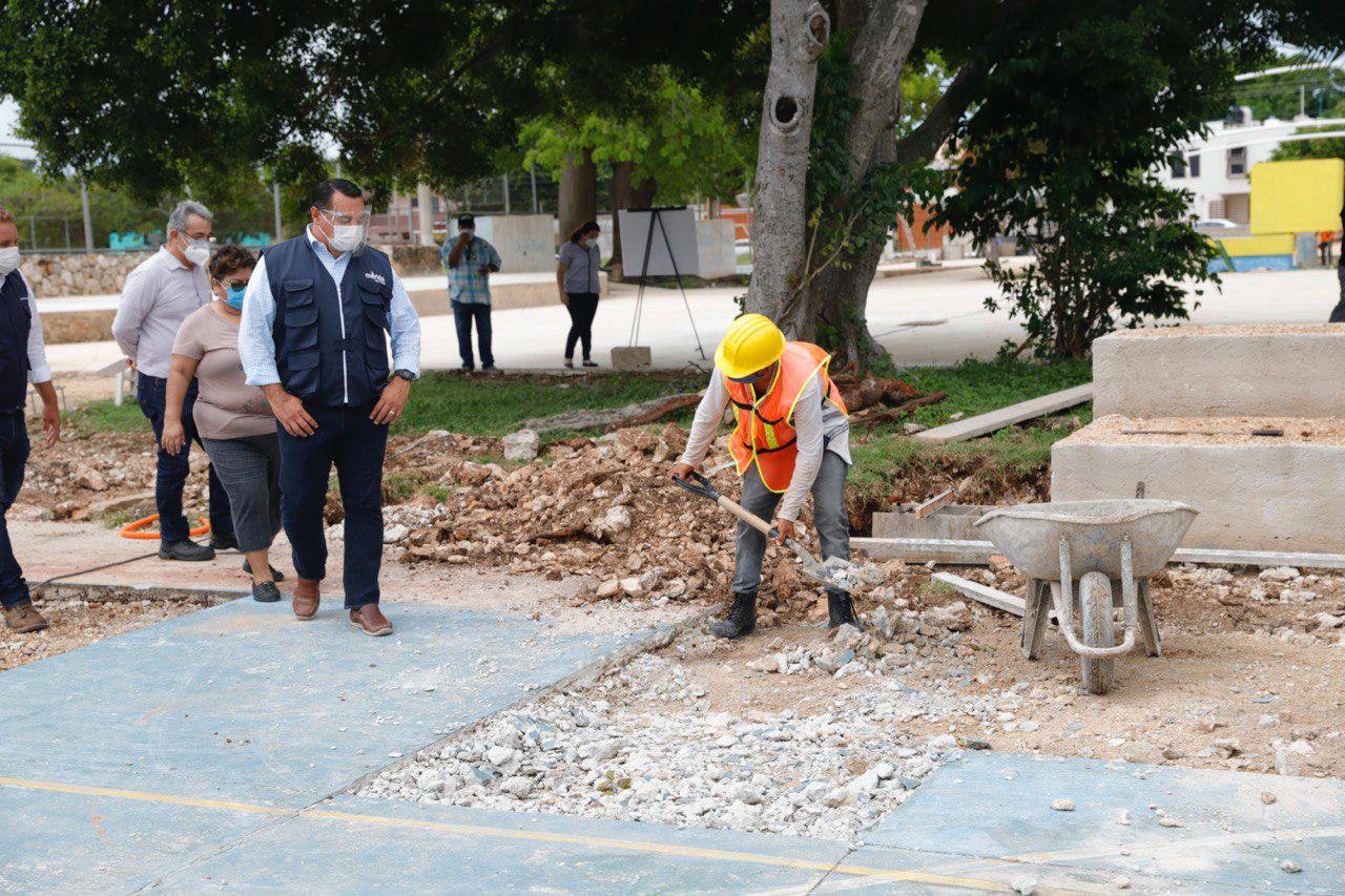 Continúa la remodelación del parque de la colonia Miraflores