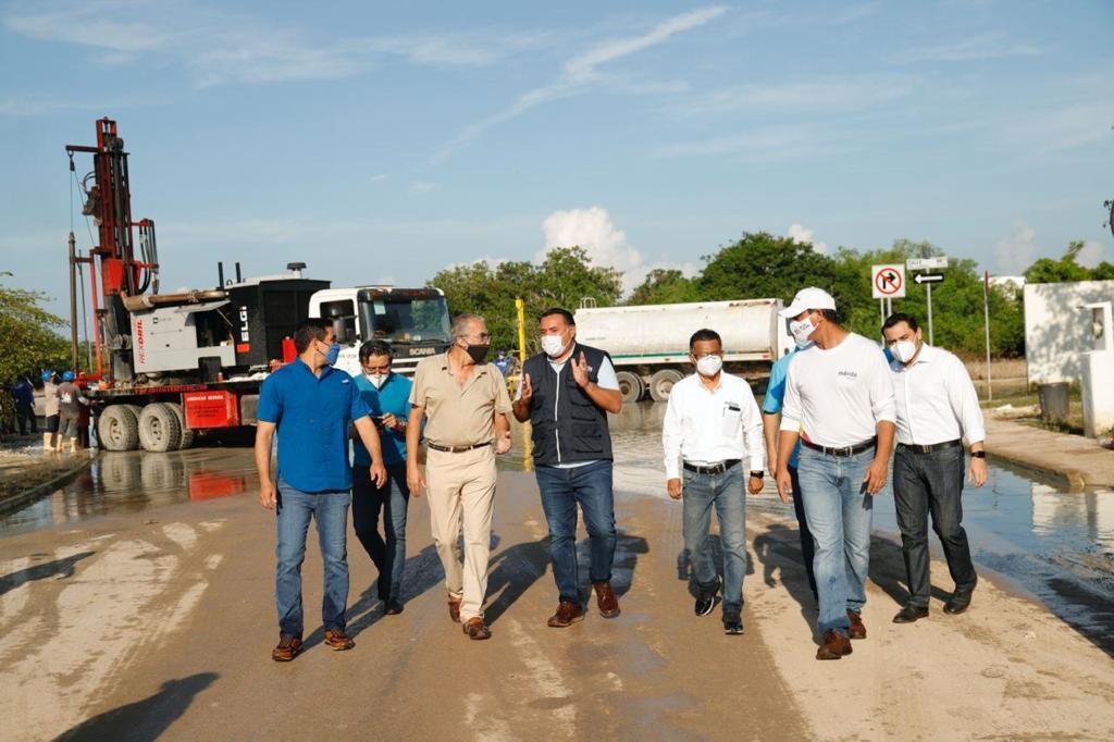 El alcalde y vecinos de “Las Américas” ponen en marcha la rehabilitación de calles