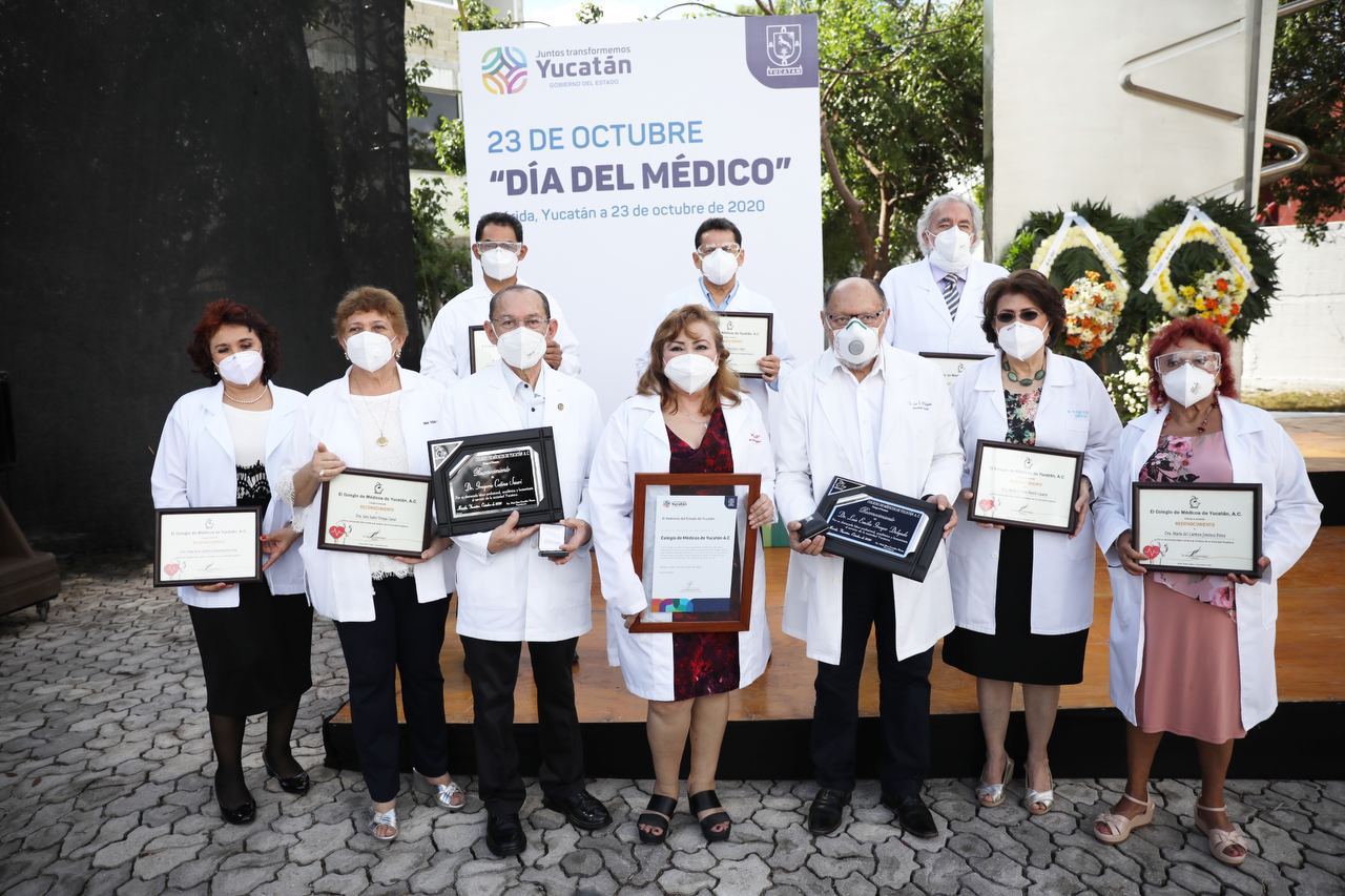 Reconocen dedicación, esfuerzo, compromiso y sacrificios de los médicos en su día