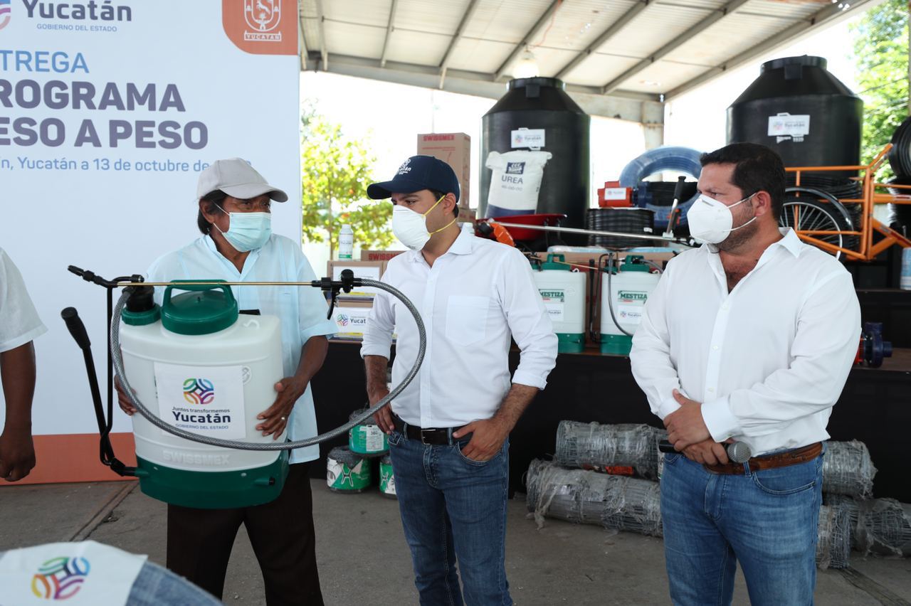 Mauricio Vila entrega apoyos del programa Peso a Peso