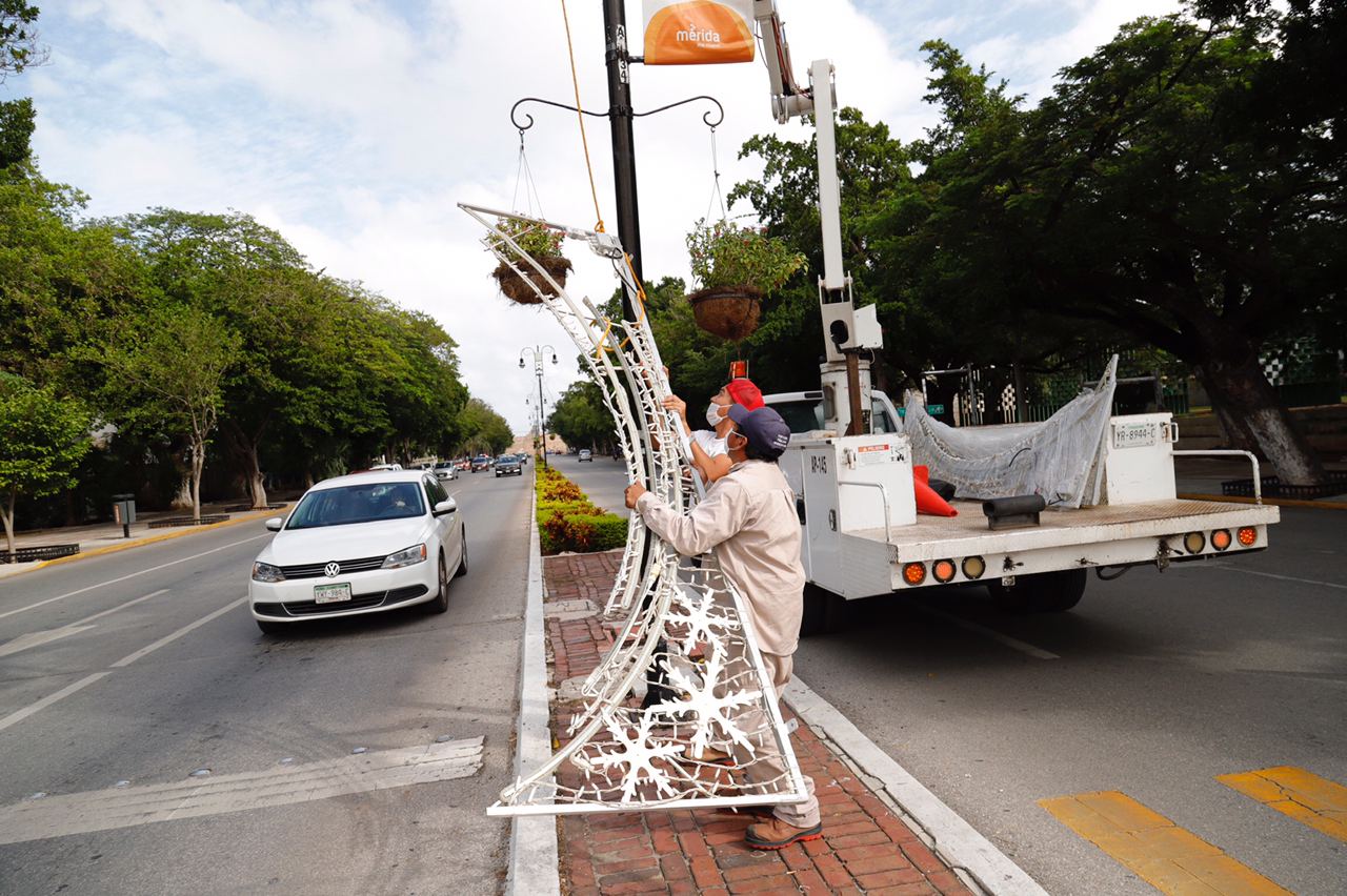 El Ayuntamiento ya comenzó la instalación del decorado navideño en algunos puntos de Mérida