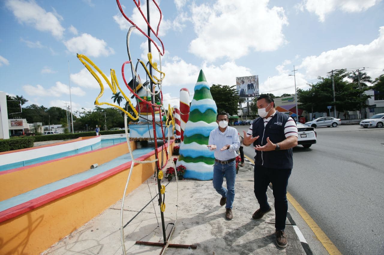 El Ayuntamiento embellece glorietas y parques de Mérida con decoración navideña