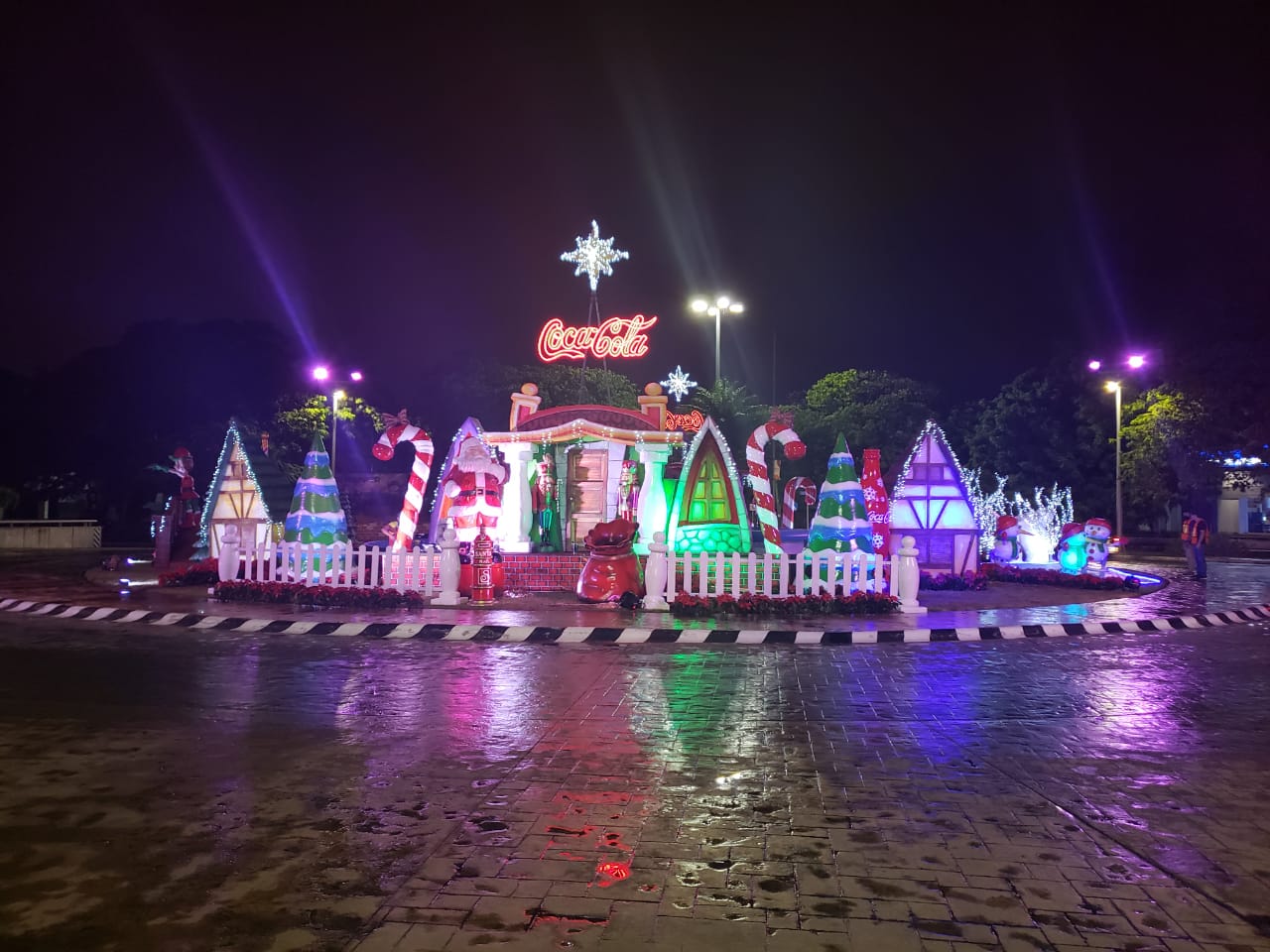 Empresas se unen al decorado navideño de Mérida