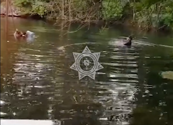 Joven se ahoga en el parque hundido de San José Tecoh, por ir tras un balón