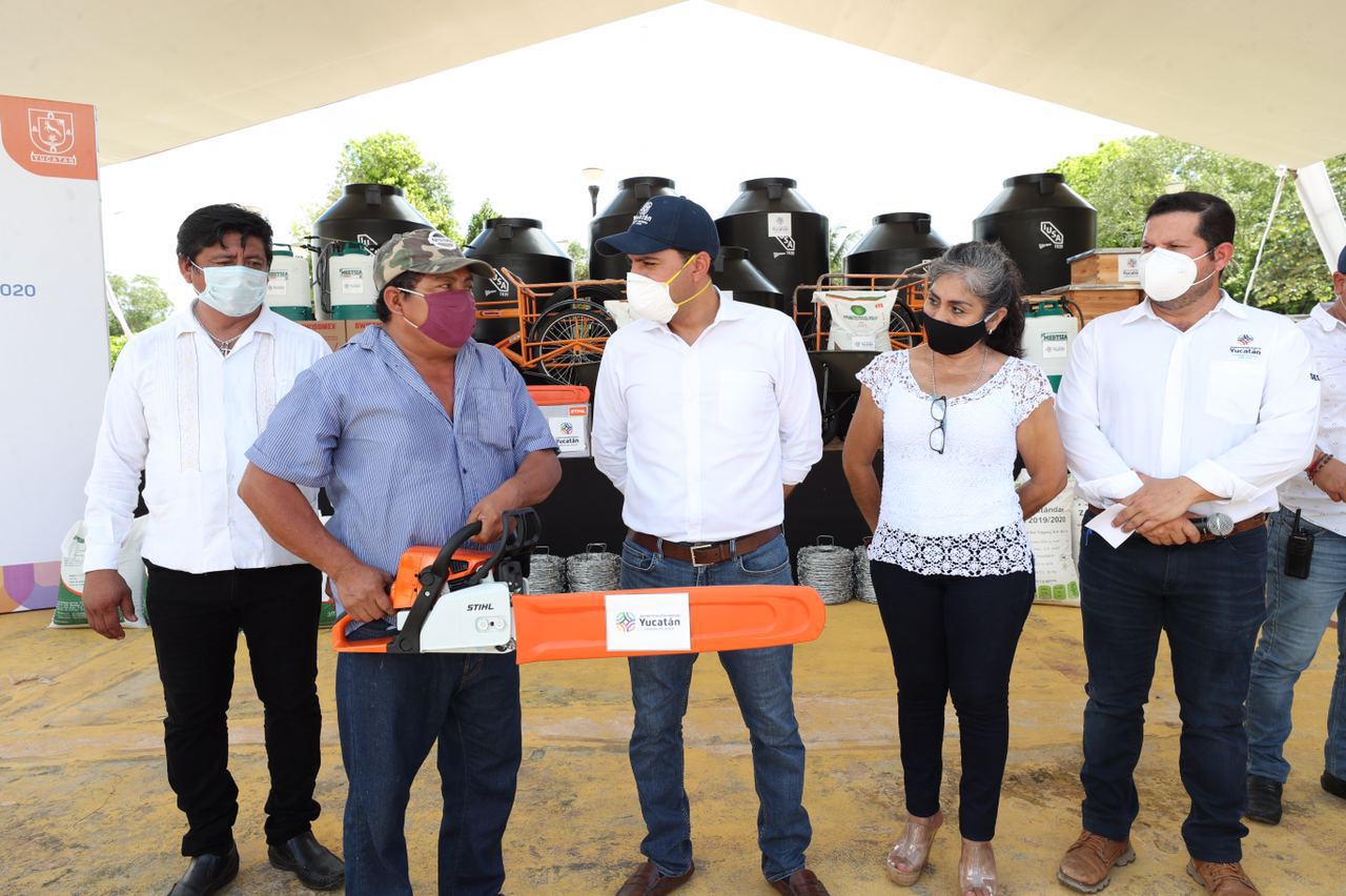 Mauricio Vila entrega en Kaua herramientas, maquinaria y materiales del programa “Peso a Peso”.