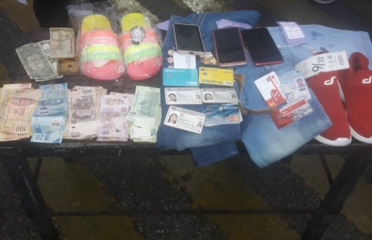 Roban mercancía y les hallan credenciales de elector ajenas y dinero de dudosa procedencia