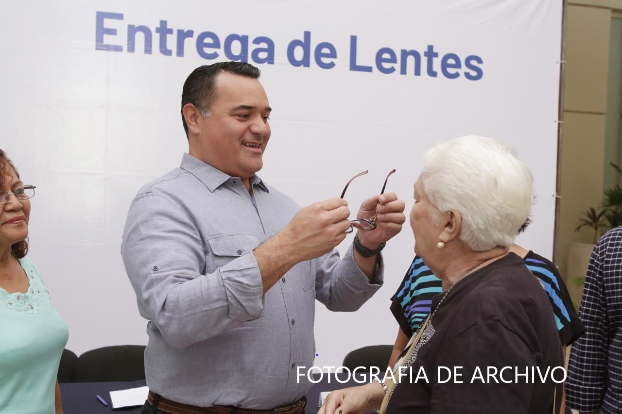 El Ayuntamiento de Mérida entrega lentes gratuitos a la población más vulnerable