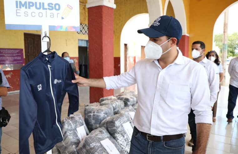 Mauricio Vila entrega chamarras y becas a estudiantes de Homún