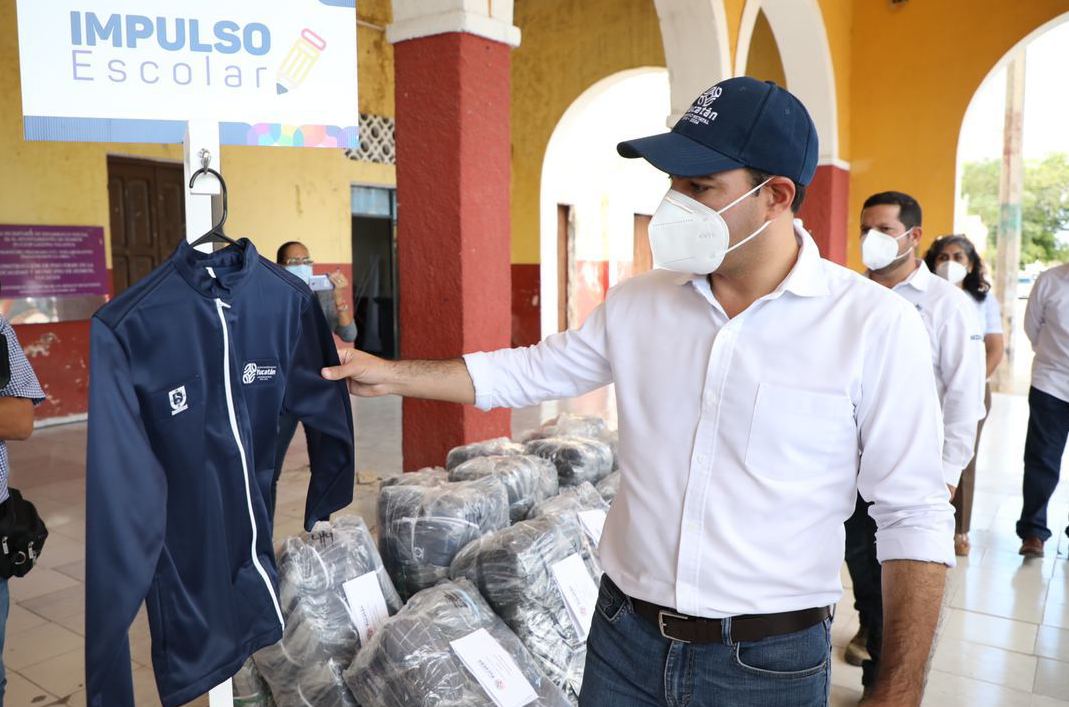 Mauricio Vila entrega chamarras y becas a estudiantes de Homún