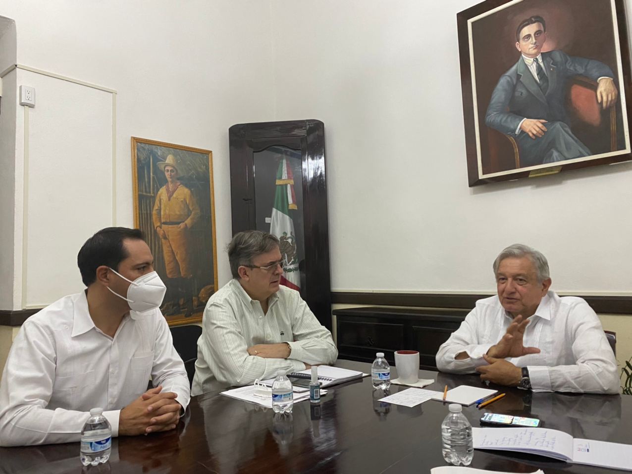 Mauricio Vila atestigua el primer saludo entre López Obrador y Joseph Biden