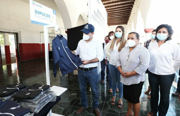 Siguen llegando chamarras y becas estudiantiles del Gobierno del Estado