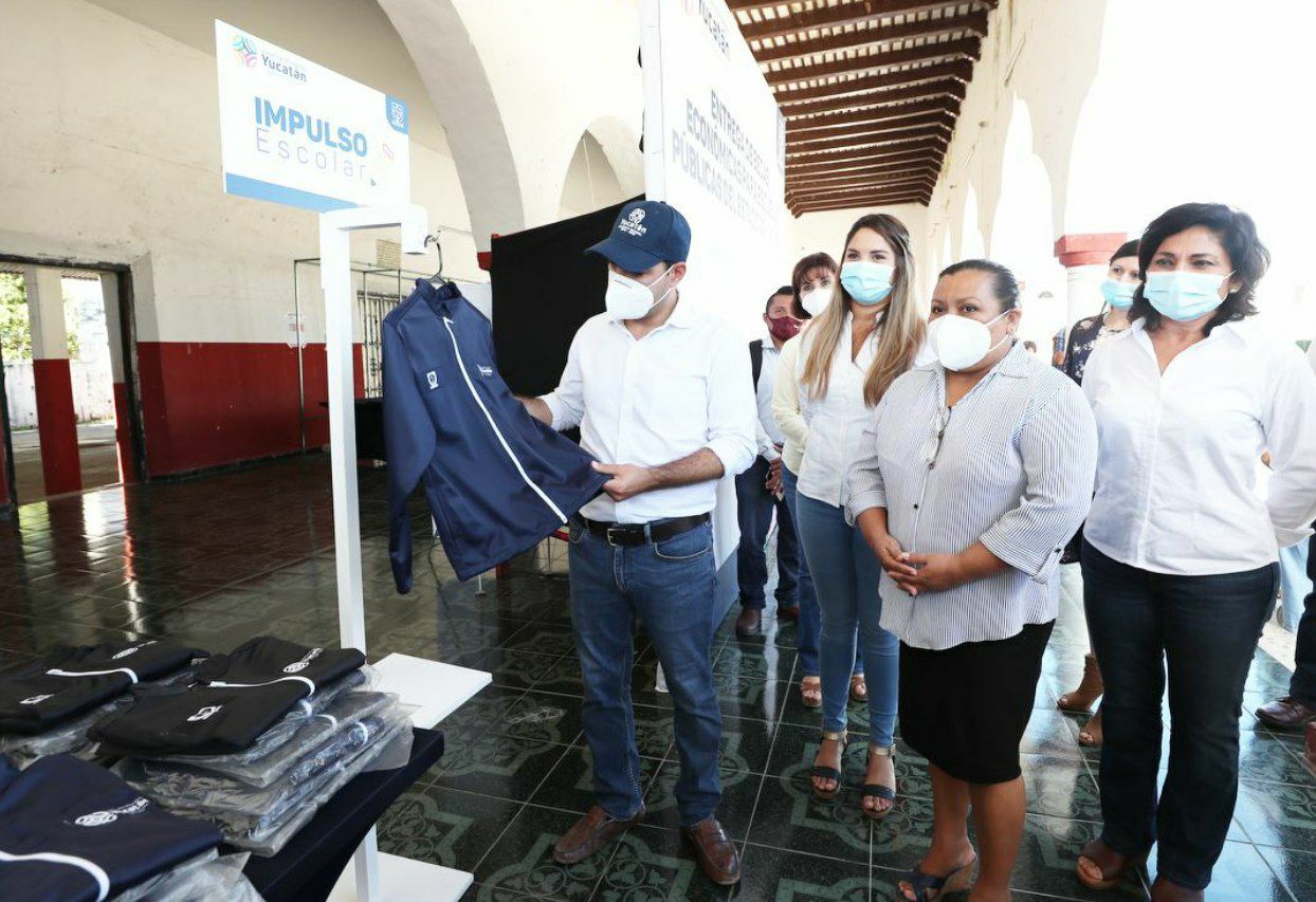 Siguen llegando chamarras y becas estudiantiles del Gobierno del Estado