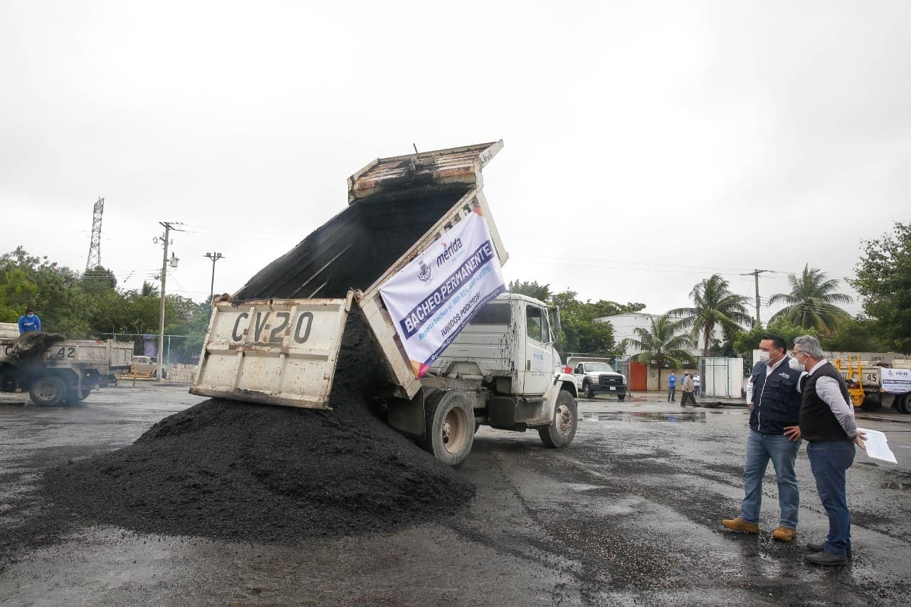 Ininterrumpida labor de bacheo del Ayuntamiento en Mérida