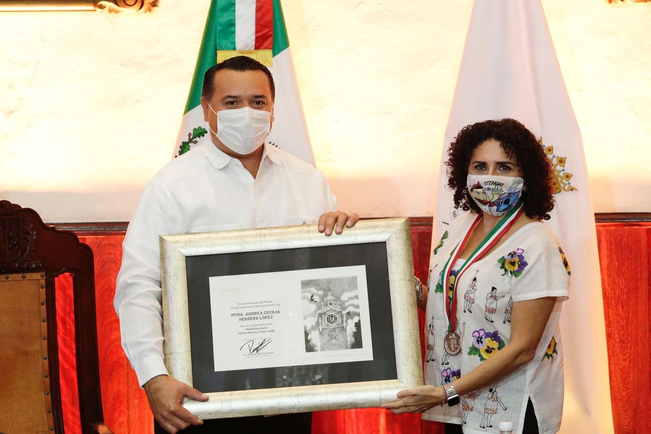 Renán Barrera entrega la medalla Héctor Herrera ‘Cholo’ a la titiritera Andrea Herrera