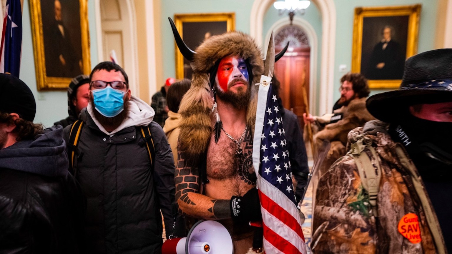 Detienen a seguidores de Trump que tomaron por asalto el Capitolio