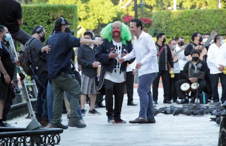 Brozo y Carlos Loret de Mola graban programa en la Plaza Grande de Mérida