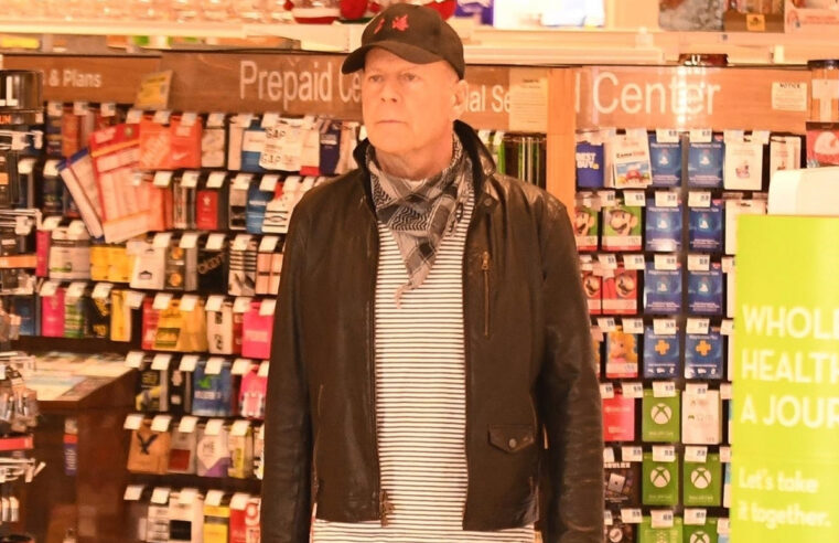 Sacan a Bruce Willis de una farmacia por no traer cubrebocas