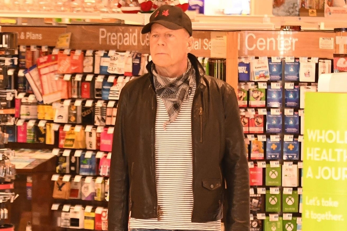 Sacan a Bruce Willis de una farmacia por no traer cubrebocas