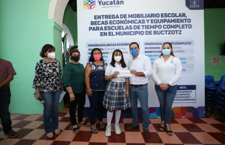 Más estudiantes yucatecos reciben chamarras y becas económicas