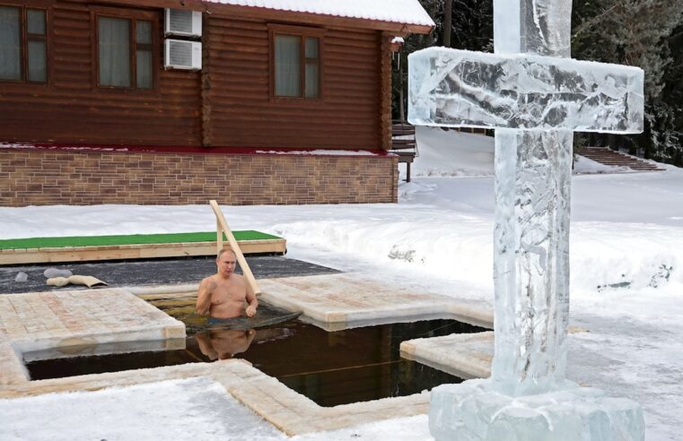 Putin se sumerge en agua helada para celebrar el bautismo de Jesús