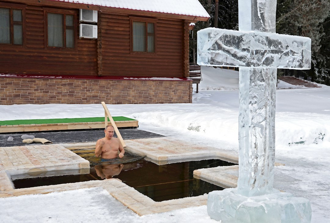 Putin se sumerge en agua helada para celebrar el bautismo de Jesús