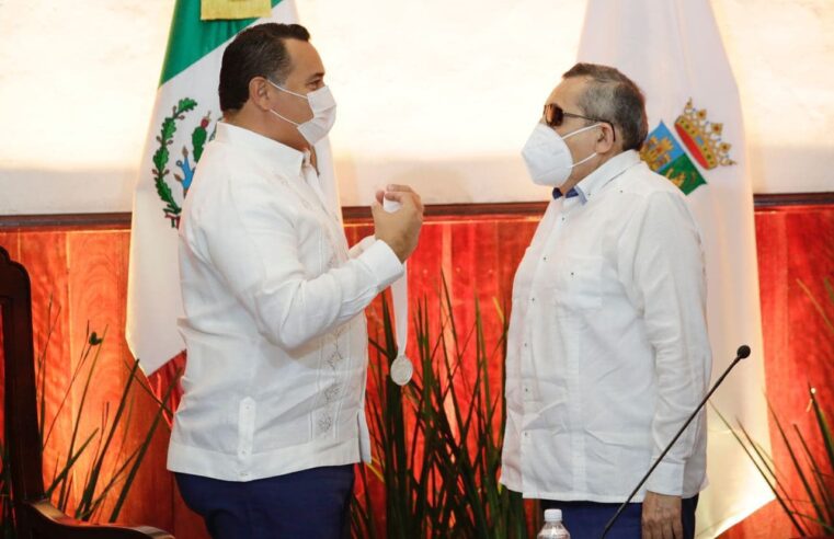 Renán Barrera entrega la Medalla “Silvio Zavala Vallado, a la Cultura y las Artes 2021” al Dr. Rubén Reyes Ramírez