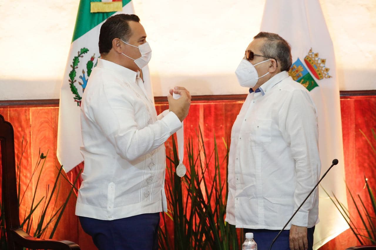 Renán Barrera entrega la Medalla “Silvio Zavala Vallado, a la Cultura y las Artes 2021” al Dr. Rubén Reyes Ramírez