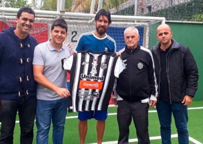 ‘Loco’ Abreu firma con el equipo número 30 de su carrera