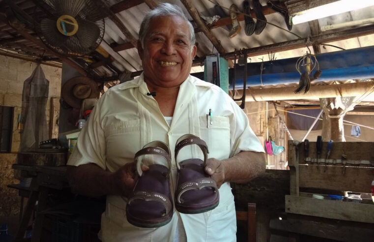 Don Temo, el único maestro de alpargatas sobreviviente en Maxcanú