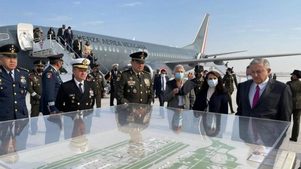 AMLO estrena pista militar del aeropuerto de Santa Lucía