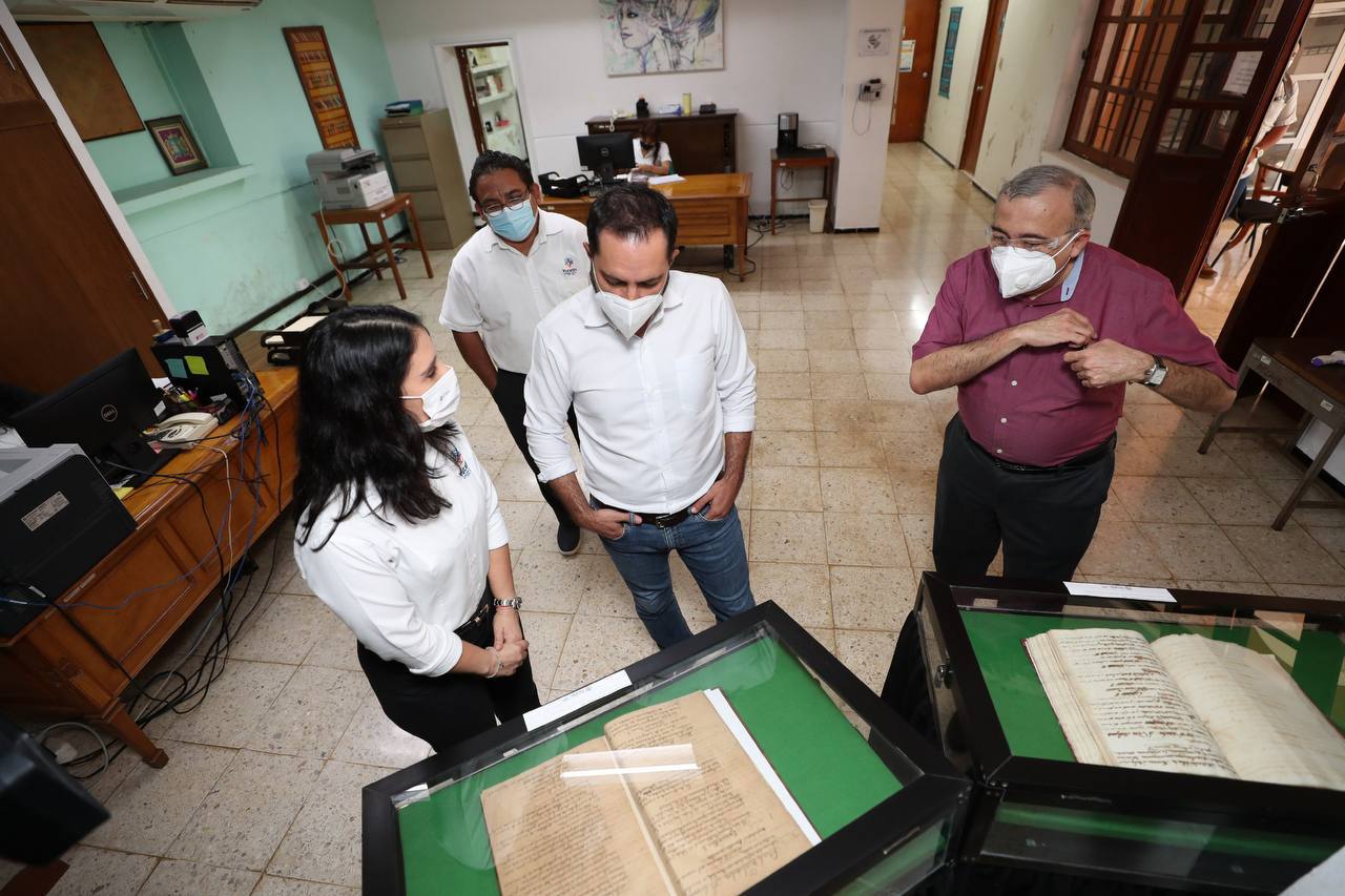 Mauricio Vila visita el Archivo General del Estado