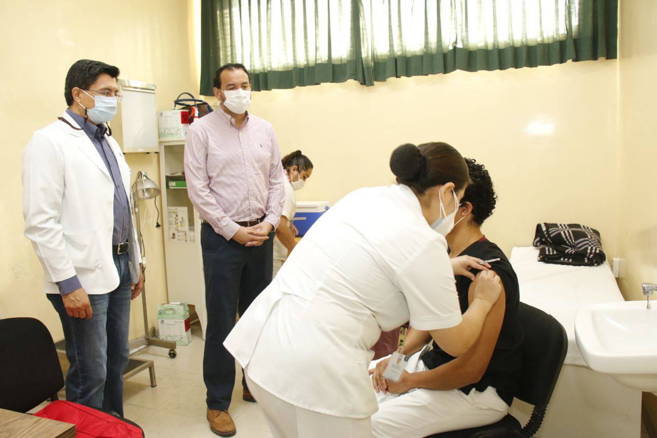 Inicia aplicación de segundas dosis de vacuna contra el Coronavirus a personal de salud