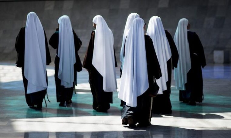 Monjas dan positivo a coronavirus tras asistir a misa de cura que no cree en el bicho