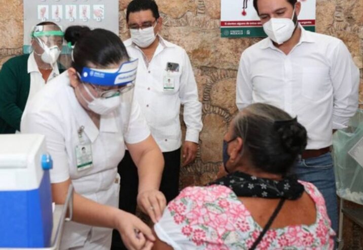 Mauricio Vila supervisa el proceso de vacunación en Izamal