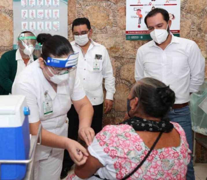 Mauricio Vila supervisa el proceso de vacunación en Izamal