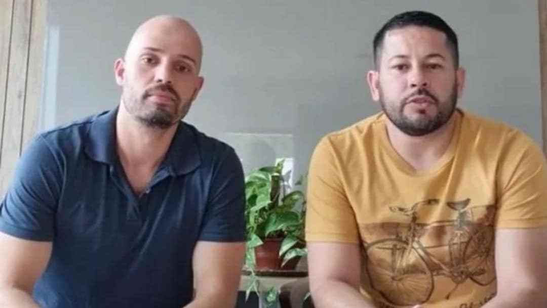 Obligan a pareja gay a devolver a su hija recién adoptada