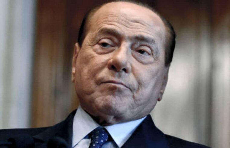 Hijo de Berlusconi compra páginas en dos periódicos para felicitar a su padre