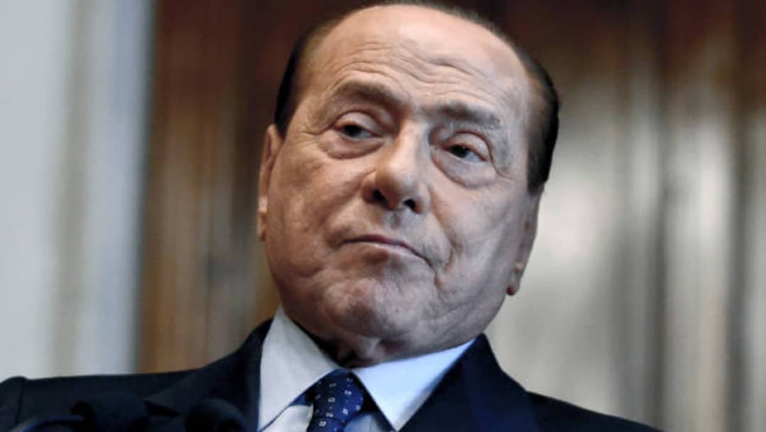 Hijo de Berlusconi compra páginas en dos periódicos para felicitar a su padre